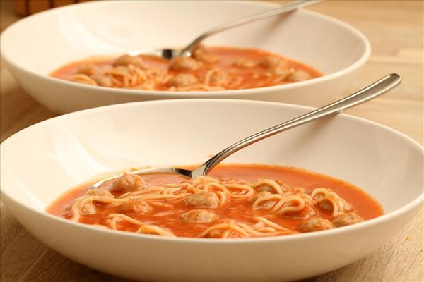 Tomatsuppe med nudler og kødboller