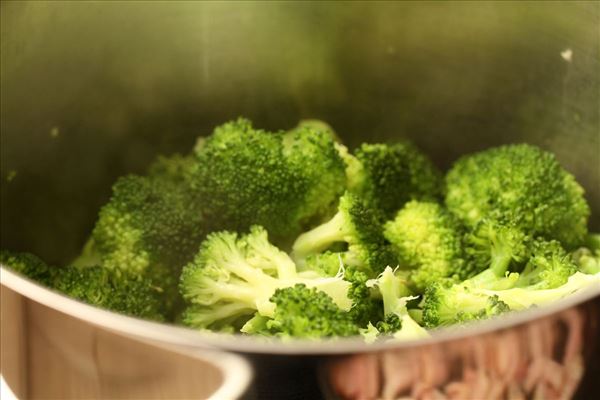 Broccolisalat med græsk yoghurt