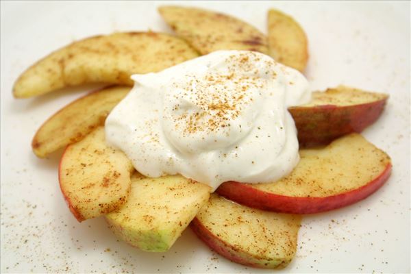 Kanelæbler med græsk yoghurt