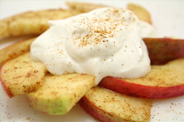 Kanelæbler med græsk yoghurt