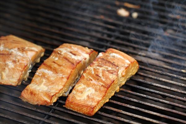 Grillstegt laks med kartoffelsalat