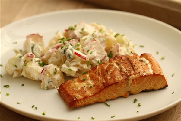 Grillstegt laks med kartoffelsalat