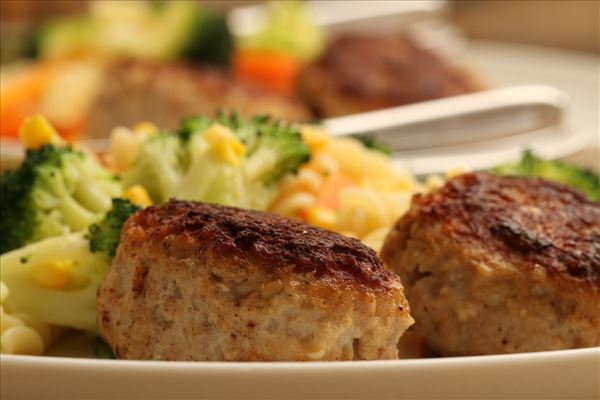 Frikadeller med pastasalat