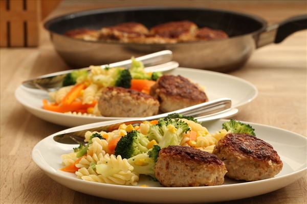 Frikadeller med pastasalat