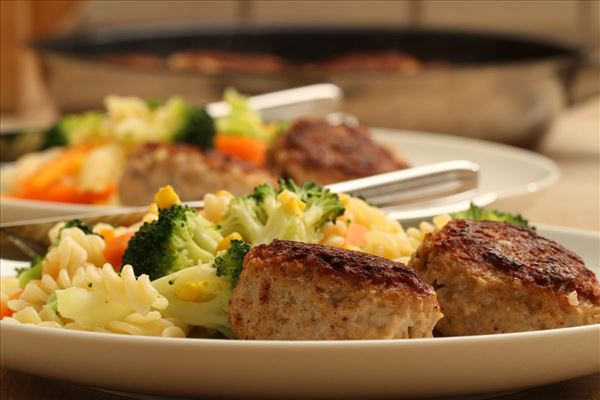 Frikadeller med pastasalat