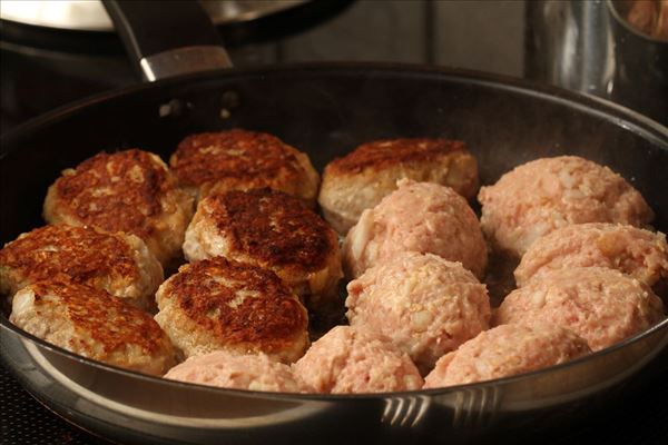 Frikadeller med pastasalat