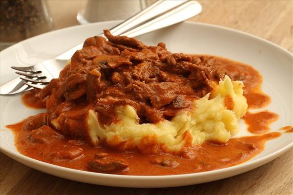 Bøf stroganoff med kartoffelmos