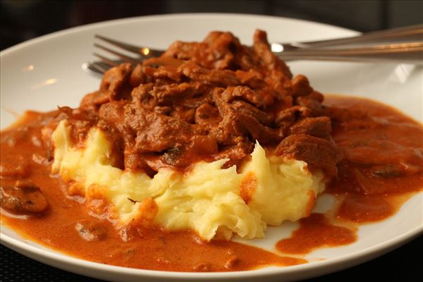 Bøf stroganoff med kartoffelmos