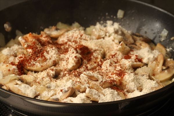 Sejfilet med champignonauce og små kartofler