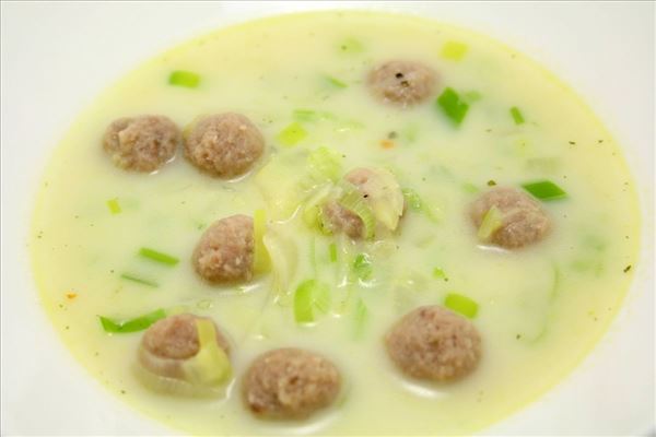 Porresuppe med kødboller