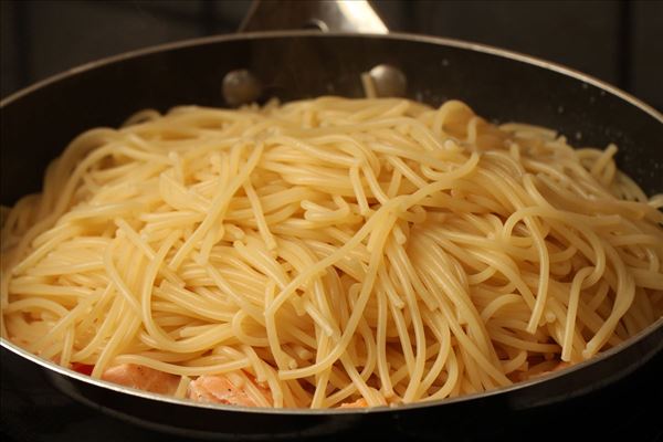 Laks i spaghetti med chilisauce