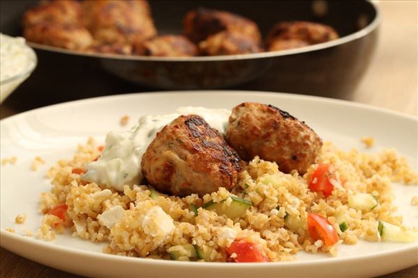 Græske frikadeller med bulgursalat og tzatziki