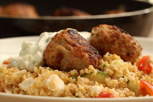 Græske frikadeller med bulgursalat og tzatziki