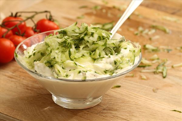 Græske frikadeller med bulgursalat og tzatziki