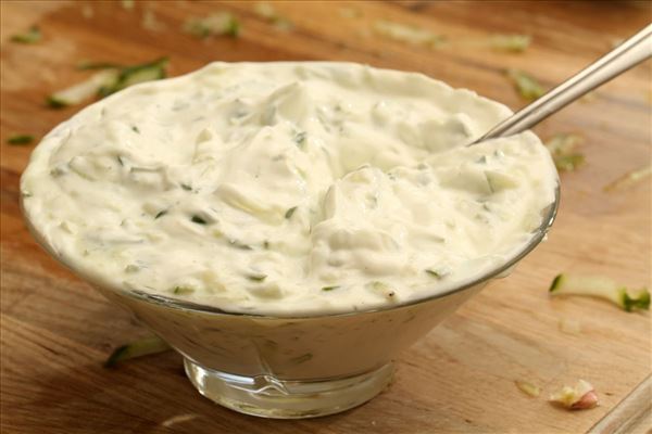 Græske frikadeller med bulgursalat og tzatziki