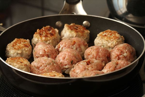 Græske frikadeller med bulgursalat og tzatziki