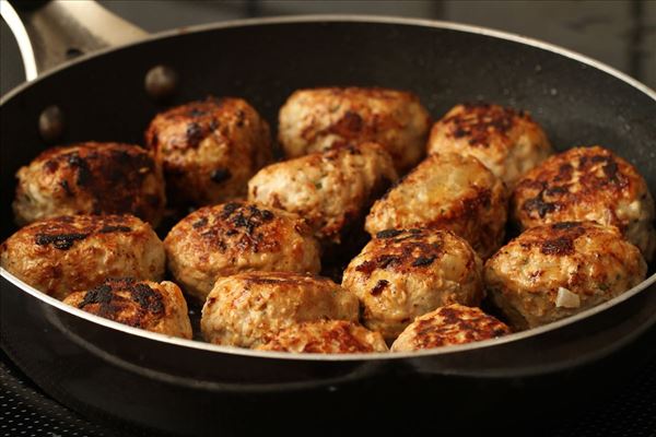 Græske frikadeller med bulgursalat og tzatziki