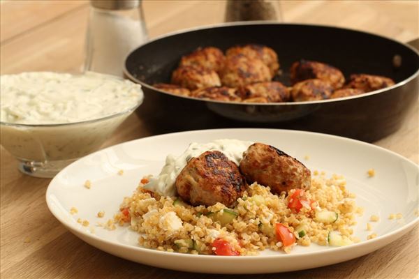 Græske frikadeller med bulgursalat og tzatziki