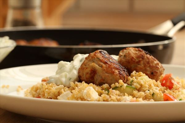 Græske frikadeller med bulgursalat og tzatziki