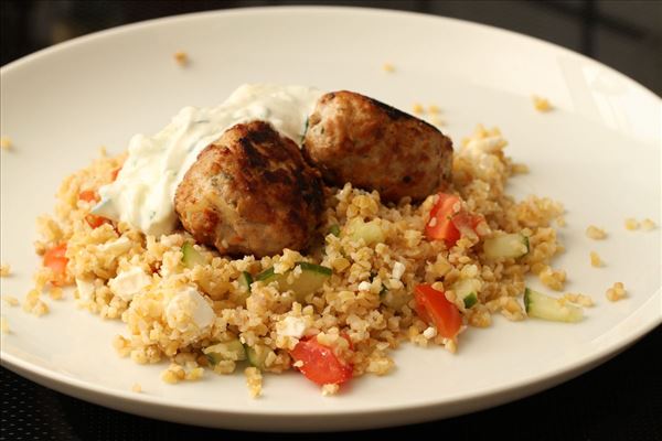 Græske frikadeller med bulgursalat og tzatziki