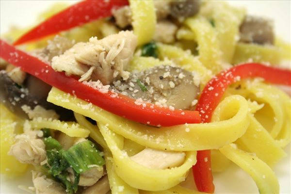 Frisk pasta med champignon og salat.
