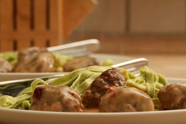 Italienske kødboller med frisk pasta og chilisauce