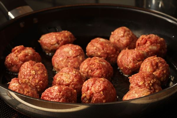 Italienske kødboller med frisk pasta og chilisauce