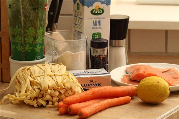 Frisk pasta med laks i dildsauce