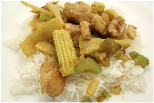 Chop suey med kylling og ris
