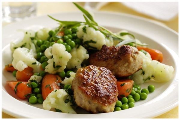 Frikadeller med persillestuvede grøntsager