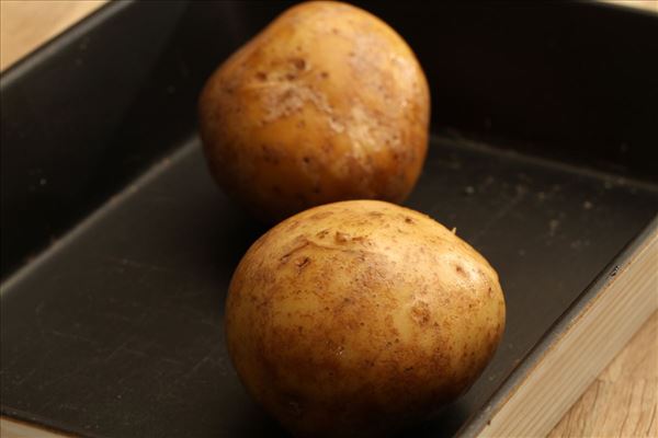 Hakkebøf i stanniol med fyldte kartofler