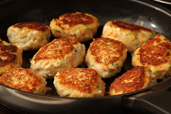 Fiskefrikadeller med revet gulerødder og purløg