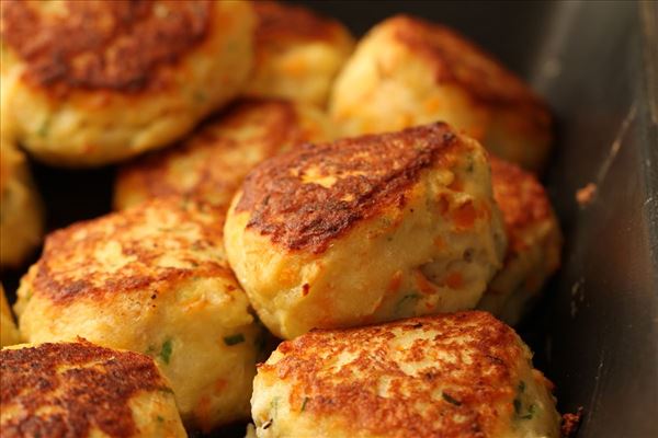 Fiskefrikadeller med revet gulerødder og purløg