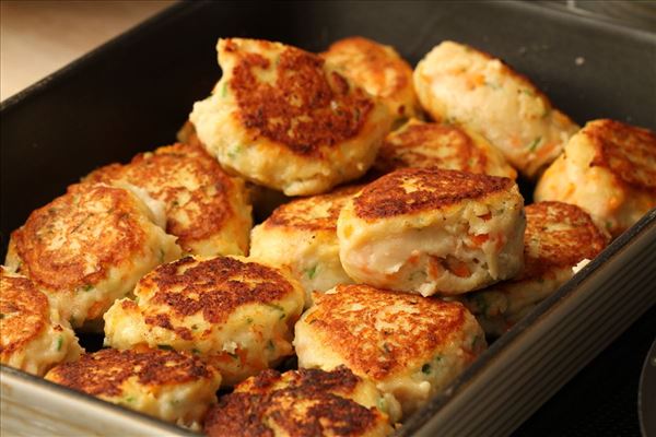 Fiskefrikadeller med revet gulerødder og purløg