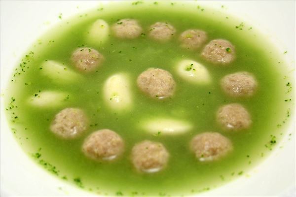 Ingefær broccolisuppe med kød og melboller