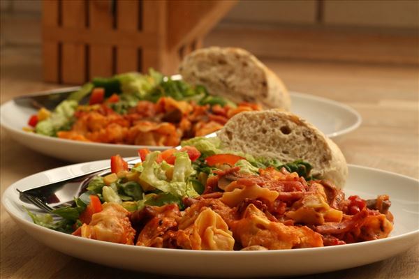 Tortellini i fad med salat