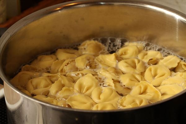 Tortellini i fad med salat