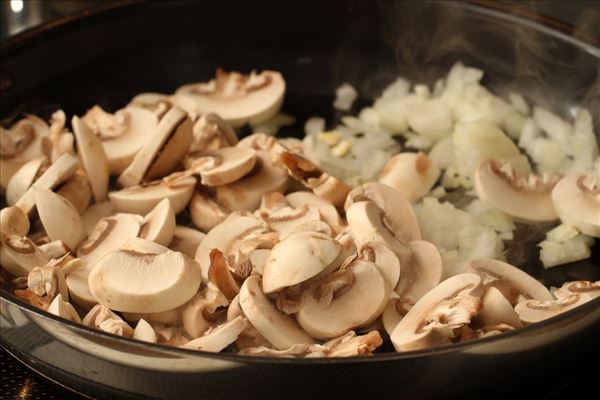 Tortellini i fad med salat