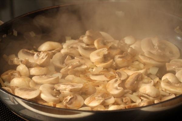 Tortellini i fad med salat