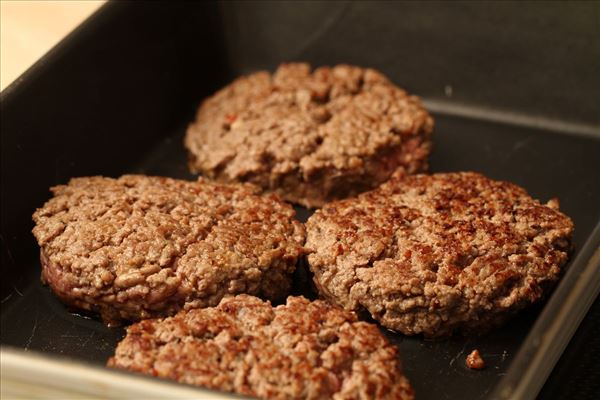 Krydrede hakkebøffer med bouillonkartofler