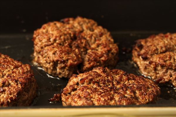 Krydrede hakkebøffer med bouillonkartofler