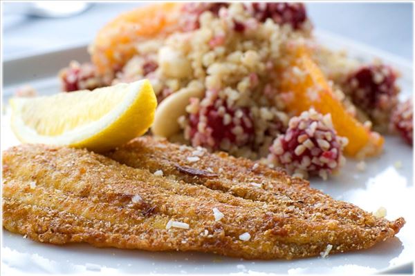 Sprødstegt rødspættefilet med bulgursalat