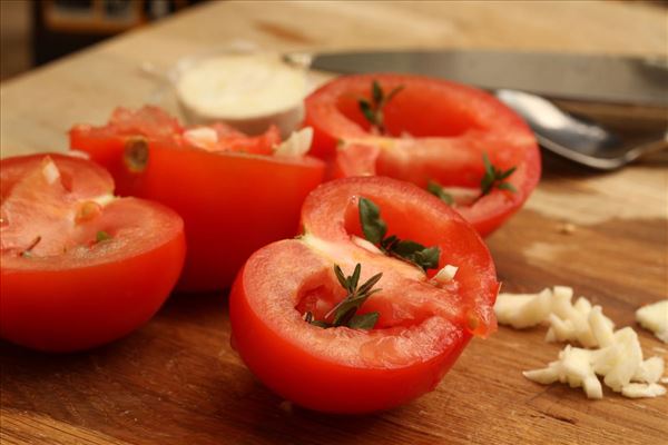 Oksebøf på grill med kartofler og tomat