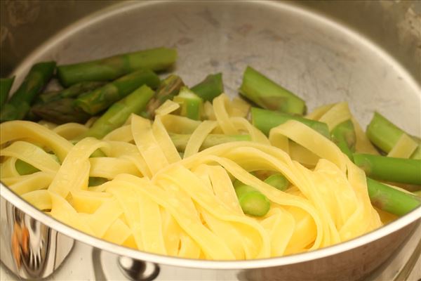 Frisk pasta med asparges og sprødstegt bacon