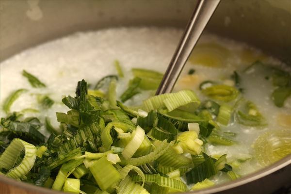 Kokossuppe med porre og nudler