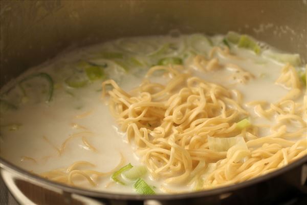 Kokossuppe med porre og nudler