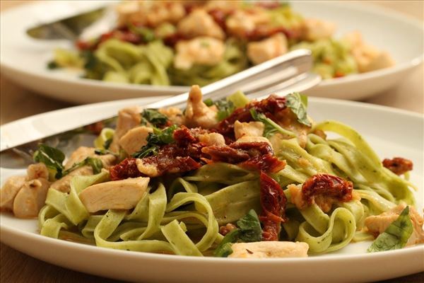 Frisk pasta med soltørrede tomater og basilikum