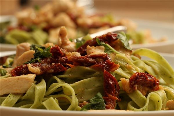 Frisk pasta med soltørrede tomater og basilikum