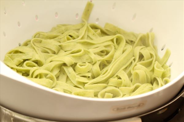 Frisk pasta med soltørrede tomater og basilikum