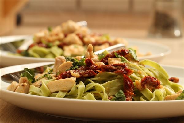 Frisk pasta med soltørrede tomater og basilikum